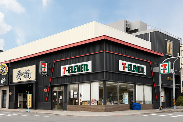 高雄仁武鑫三角黃金店面外觀，顯眼三角窗位置吸引7-ELEVEN、餐飲、美業等多元業種進駐