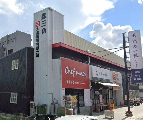 高雄仁武鑫三角黃金店面（富甲八方No.2）外觀，位於仁孝路與赤仁路交會的顯眼三角窗地段